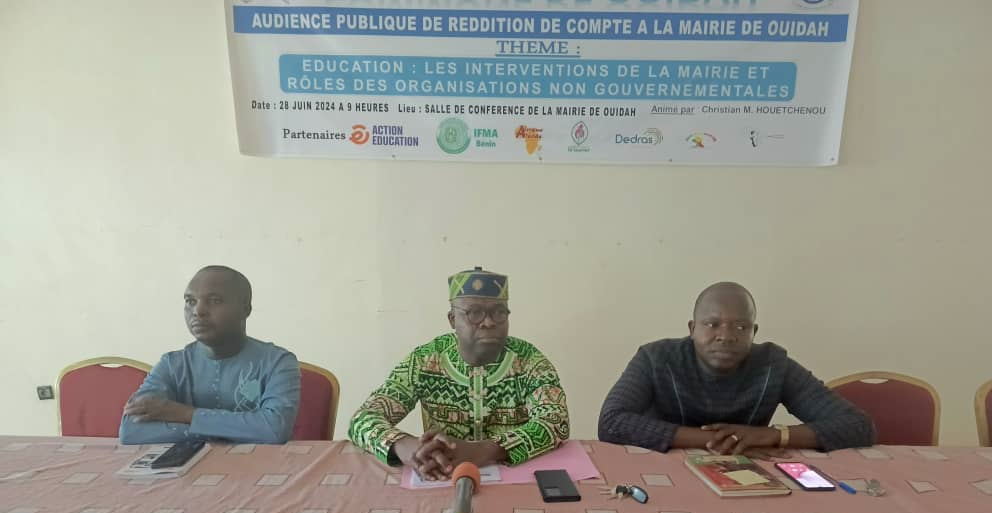 De gauche à droite, le SE, le PAM et le Chef du cabinet du maire